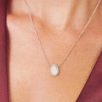 Colar em prata 925 com pingente oval de Nossa Senhora das Graças, em madrepérola,