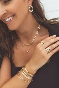 Brinco dourado elo vazado liso curvo facetado