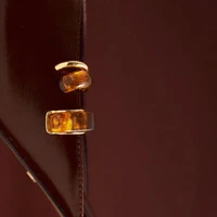 Brinco banhado a ouro com resina e design de duas voltas