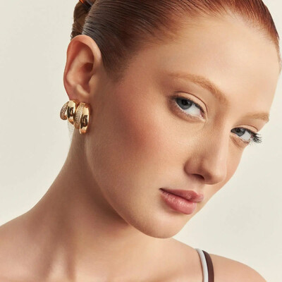 Foto Brinco meia argola dourada linha lisa grossa e menor cravejada