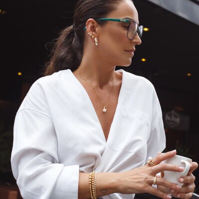 Foto Colar dourado com pingente de pérola shell pêndulo