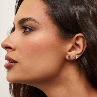Foto Brinco dourado formato gota cristal rosa escuro zircônia entorno