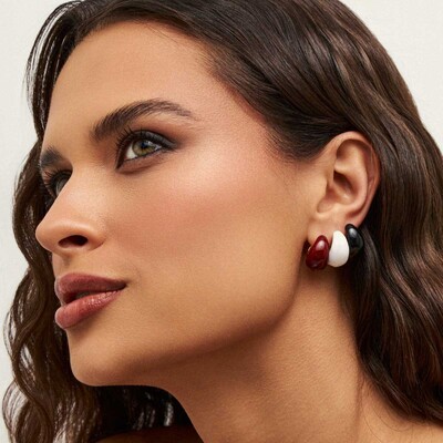 FotoBrinco argola dourada abaulada esmaltada branca
