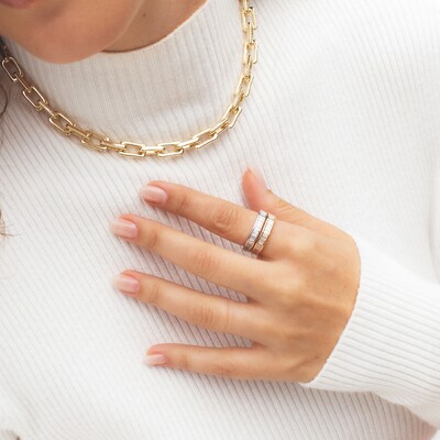 FotoAnel meia aliança baguetes cristal com banho de ouro 18k