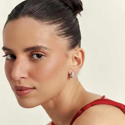 FotoBrinco argola ródio branco com duas fileiras cravejadas de zircônias brancas.