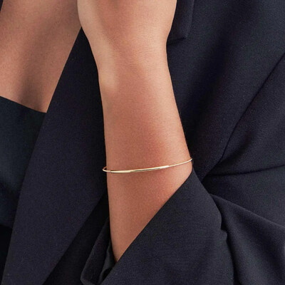 Foto Pulseira dourada maleável lisa em malha rabo de rato