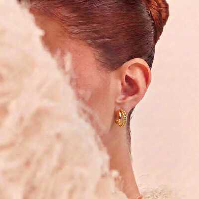 Foto Brinco meia argola dourada vazada 2 filetes liso e elo groumet