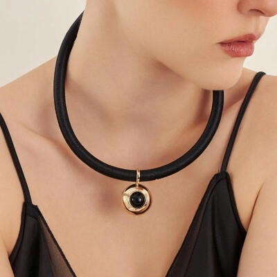 FotoPingente dourado meia esfera lisa com resina black fecho click ( colar não incluso)