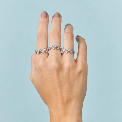 Foto Anel prata 925 com cristais redondos intercalados