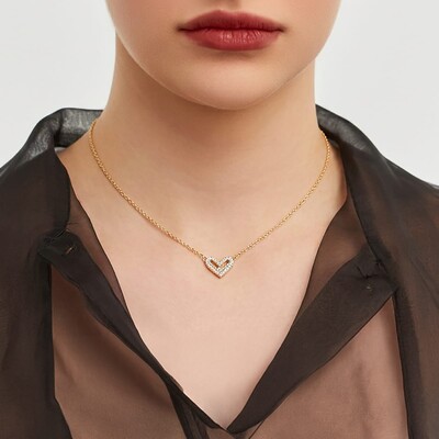 Foto Colar dourado pingente coração zircônia retangular e cravejada entorno