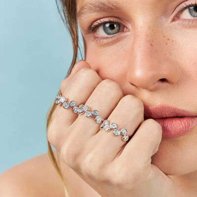 FotoAnel prata 925 com cristais redondos intercalados