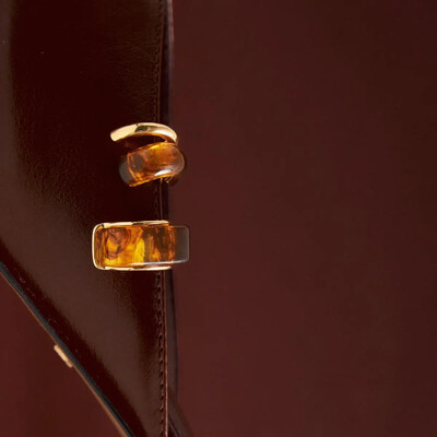 FotoBrinco meia argola dourada quadrada marrom mescla