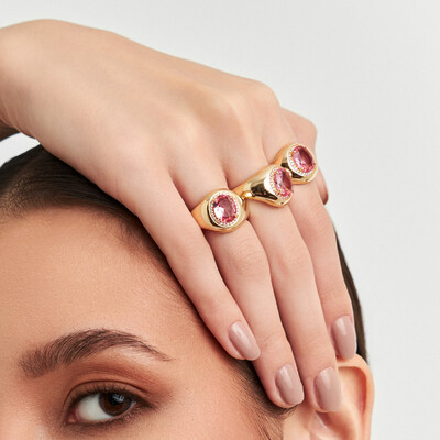 Foto Anel dourado oval rosa 4 garra enterno crav e base lisa