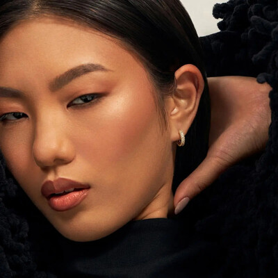 Foto Brinco argola dourada cravejada de zircônias fecho click