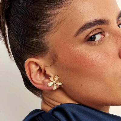 Foto Brinco dourado de flor com cinco pétalas madrepérola