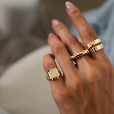 Foto Anel dedinho dourado de letra cravejada de zircônias cristal