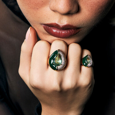 Foto Anel douradon zircônia verde em formato de gota, esmaltado verde e zircônias cristal