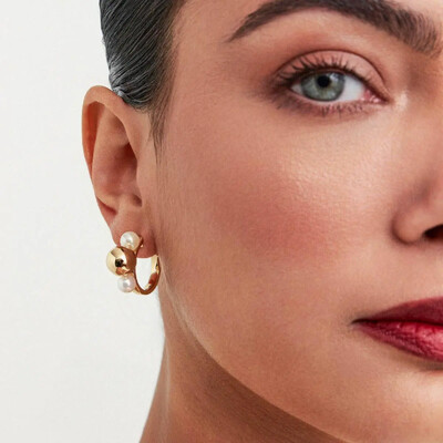 FotoBrinco meia argola dourada com pérola shell com esfera lisa