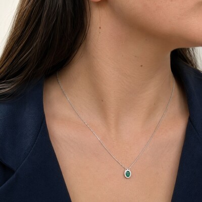 Foto Colar ródio branco oval com zircônia esmeralda fusion entorno cravejado