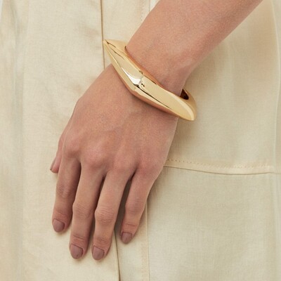 FotoPulseira bracelete dourado curvo, abaulado e liso