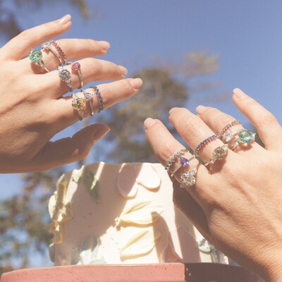 Foto Anel em prata 925 oval central com gotas laterais cristal