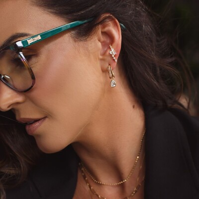 Foto Brinco meia argola dourada 3 linhas com pingente cristal gota