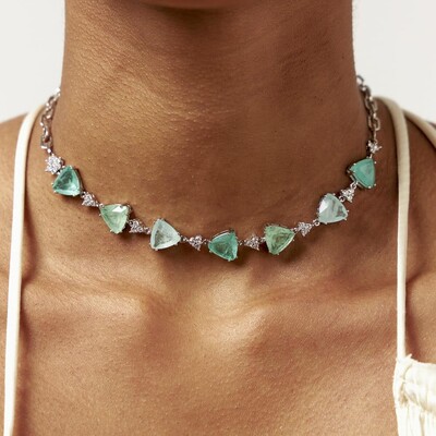 FotoColar choker ródio branco 7 triângulos tons fusion esmeralda colombiana