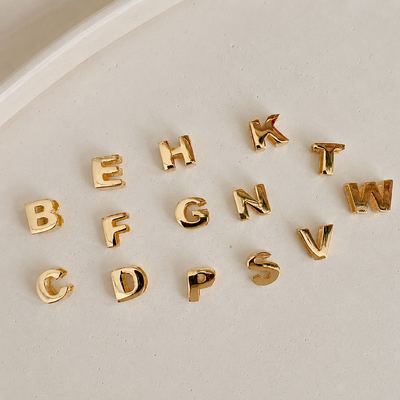 Foto Pingente dourado letra lisa passante