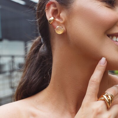 Foto Brinco dourado redondo com pedra rutilo reconstituída