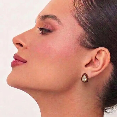 Foto Brinco dourado esmaltado marrom com cristal oval