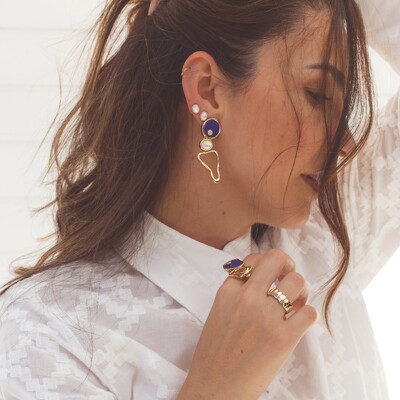 FotoBrinco dourado pêndulo com lápis lazúlli e madrepérola