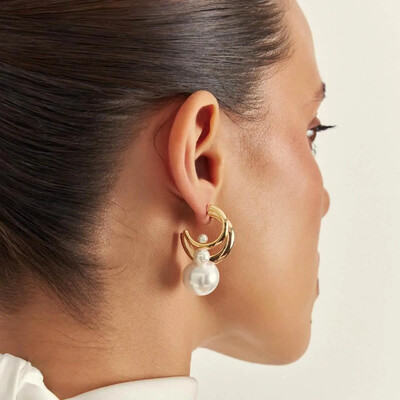 Foto Brinco meia argola dourada com 2 pérola shell