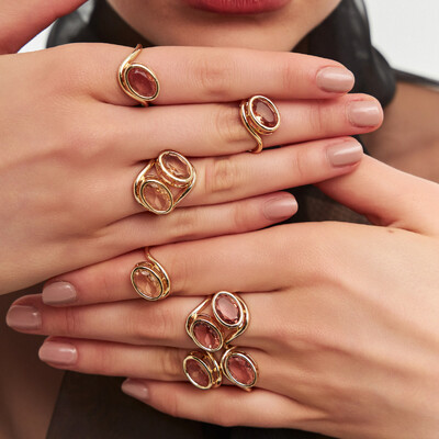 Foto Anel dourado cristal champanhe oval e fileira curva