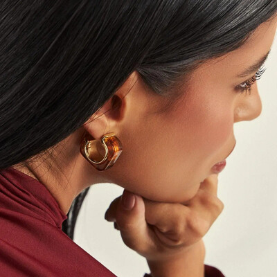 Foto Brinco meia argola dourada quadrada marrom mescla