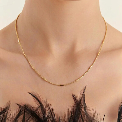 Foto Colar dourado com palitos lisos, trabalhados intercalados