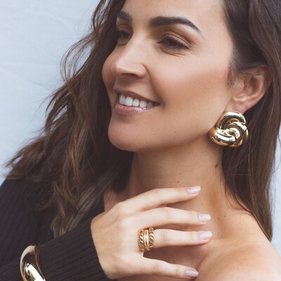 FotoBrinco dourado nó trançado e texturizado liso curvo MAXXI