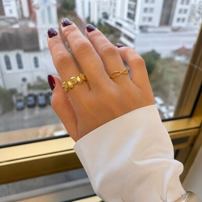 Foto Anel dourado liso e símbolo do infinito vazado