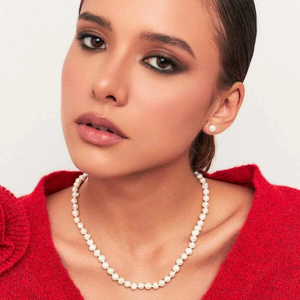 Brinco dourado clássico de pérola shell achatada P