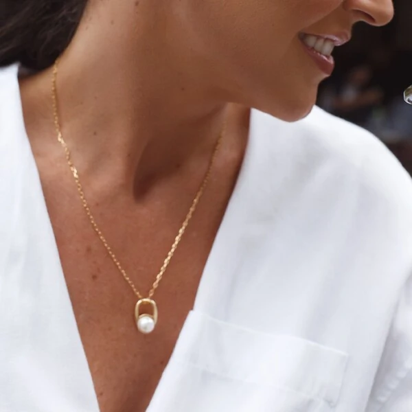 Colar dourado com pingente de pérola shell pêndulo