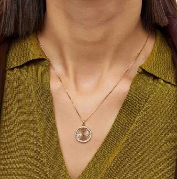 Colar dourado com pingente redondo texturizado e contorno cravejado zircônia Cristal