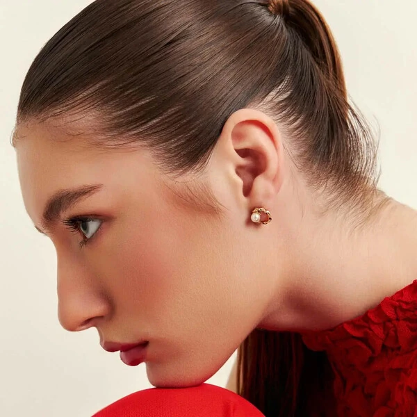 Brinco dourado redondo vazado trançado e pérola shell