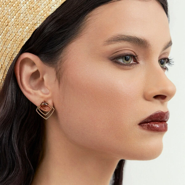 Brinco dourado vazado com cristal losango marrom
