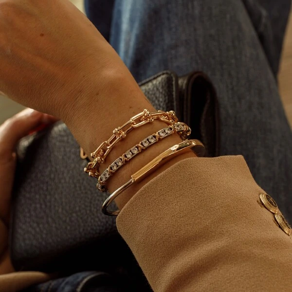 Pulseira dourada elo inspired liso e fecho invisível