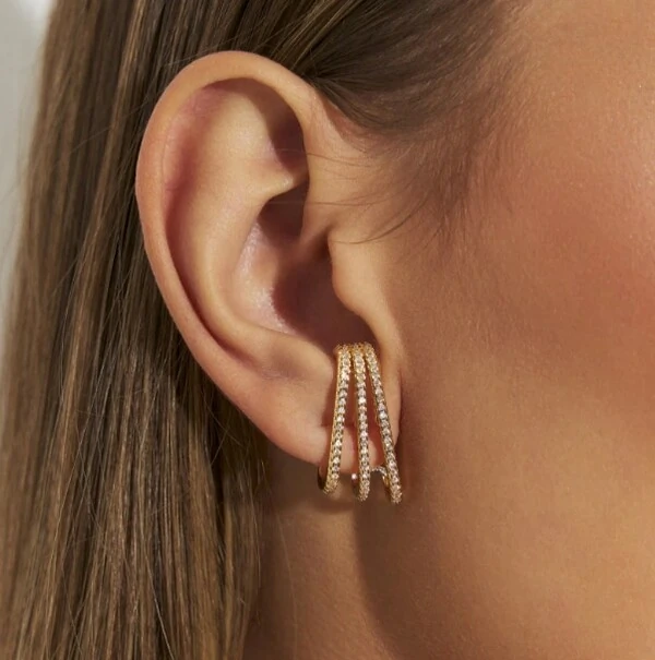 Brinco ear hook dourado três voltas cravejado