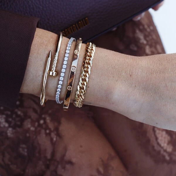 Pulseira dourada inspiração prego