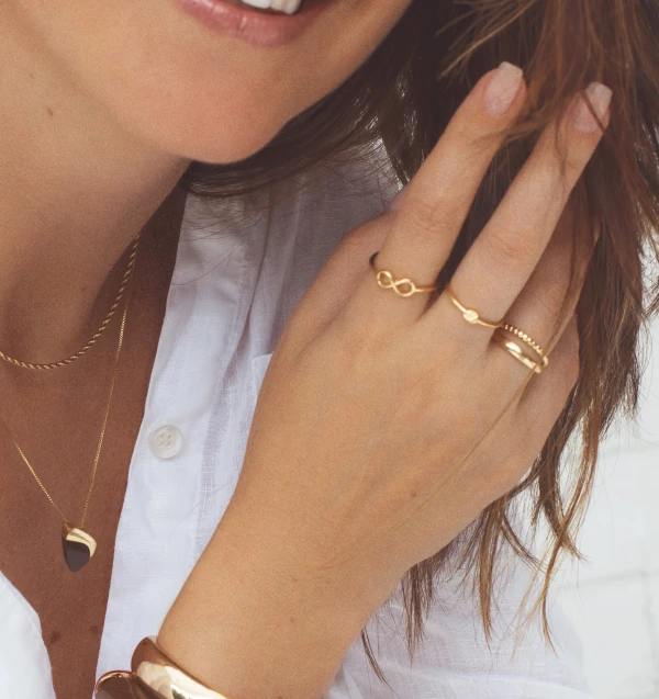 Anel dourado com símbolo do infinito liso e vazado
