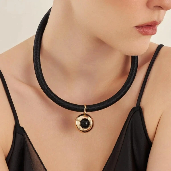 Pingente dourado meia esfera lisa com resina black fecho click ( colar não incluso)