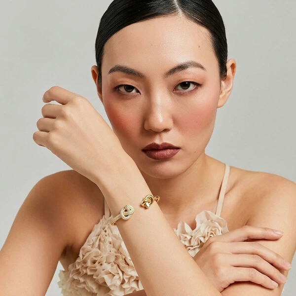 Pulseira bracelete dourado detalhe em nó trançado liso e cravejado
