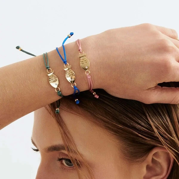 Pulseira regulável em fio encerado verde e pingente de peixe trabalhado