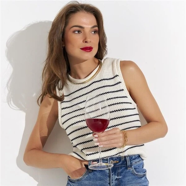 Pulseira dourada com elos lisos e retangulares estilo Cartier